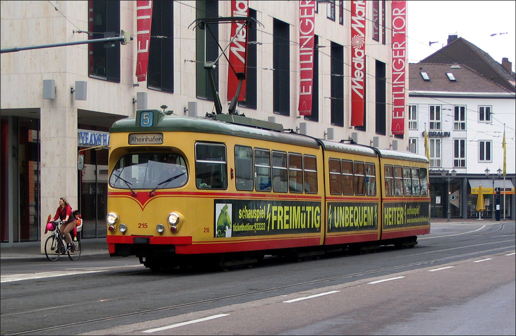 . GT 8 215 auf der Linie 5 am Ettlinger Tor in Karlsruhe. Diese lteren Straenbahnwagen werden nur noch auf der Linie 5 eingesetzt. 04.06.2006 (Matthias)