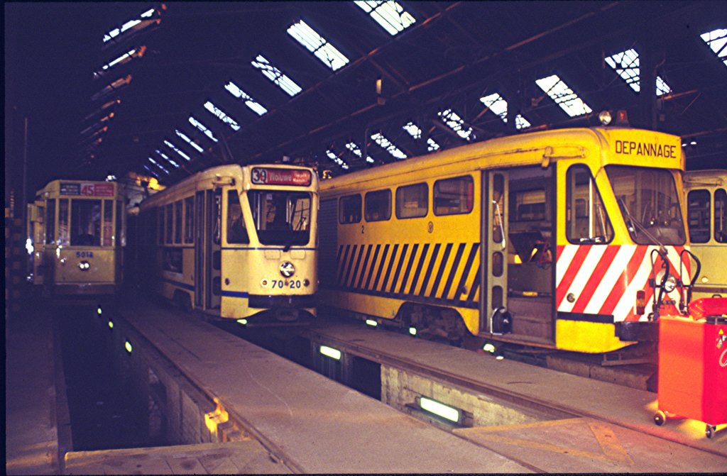 Brssel, Depot Woluwe, Strassenbahnmuseum, Bahnen 5013, 7020 und Arbeitswagen, am 09.03.1996 - Diascan. 