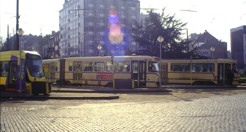 Brssel-Schaerbeck, auf dem Bahnhofsplatz warten zwei Bahnen der 7700er Nummernreihe und eine der 2000er Reihe auf Fahrgste, am 09.03.1996 - Diascan.