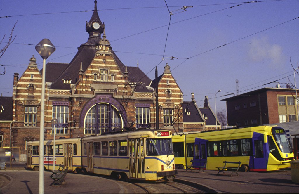 Brssel-Schaerbeck vor dem Bahnhof sind Bahn Nr. 7745 und 2042, am 09.03.1996 - Diascan.