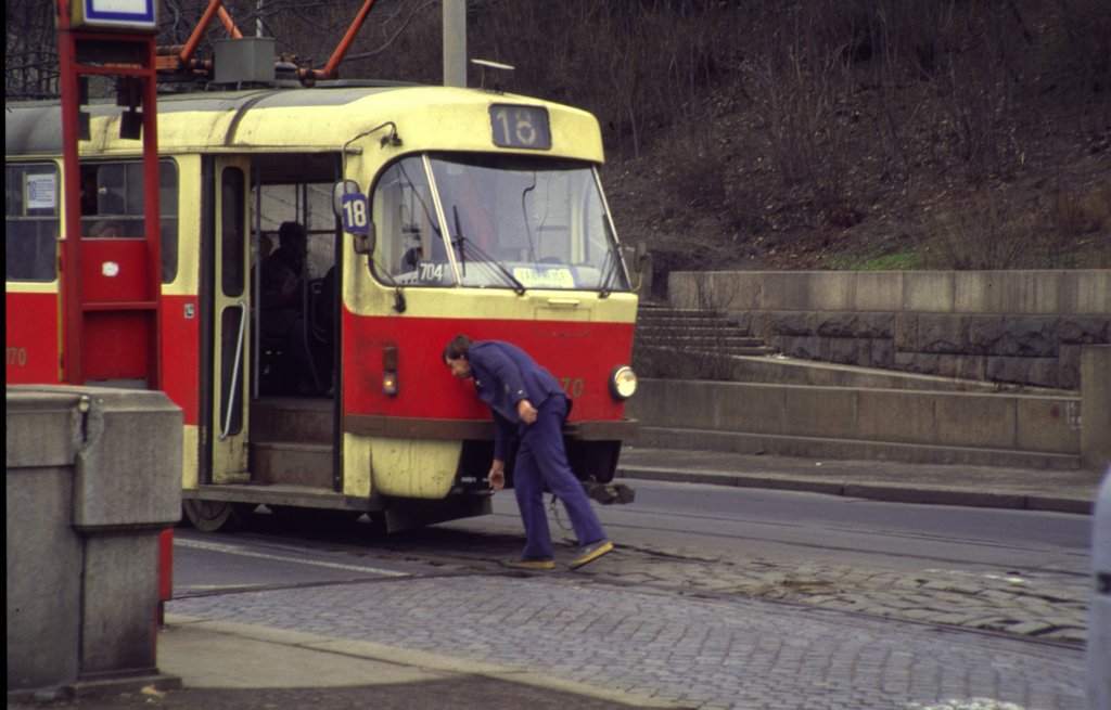 Der Tatra T 3 Strassenbahn in Prag wird die Stange zum Stellen der Weiche aus dem Fach entnommen, im Mrz 1991. 