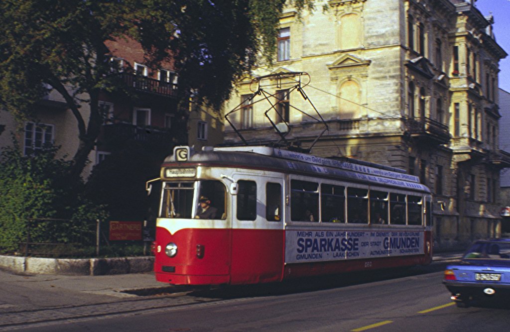 Gmundener Straenbahn Nr. 9 GEG die einzige Linie zwischen Stadt und Hauptbahnhof, in der Stadt Gmunden im Juni 1982