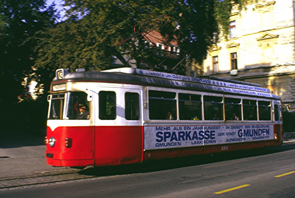 Gmundener Straenbahn Nr. 9 GEG die einzige Linie zwischen Stadt und Hauptbahnhof, in der Stadt Gmunden im Juni 1982