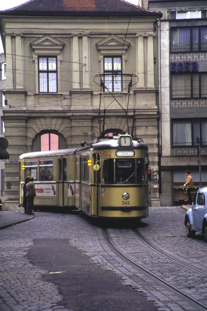 GT 5 Nr. 545 MAN Baujahr 1964 in der Barfüssler-Gasse, eine Seitenstrasse beim Rathaus/Perlachturm, im Juli 1978. Im Jahr 2013 verschrottet.