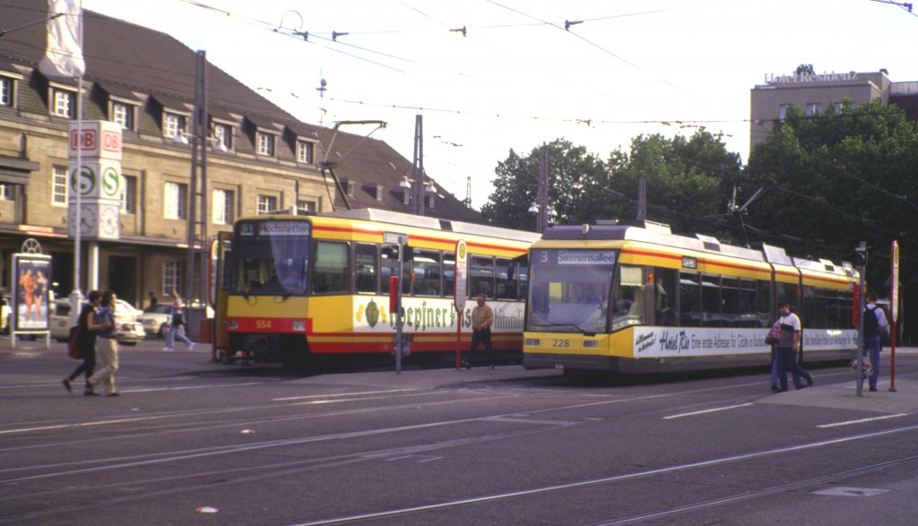 GT 6 - 70 D/N Nr. 228 von Düwag, Baujahr 1995 und AVG-Fahrzeug GT 8 - 80C Nr. 554 von Düwag Baujahr 1989, in 2015 nach Unfall verschrottet, in Karlsruhe vor dem Hauptbahnhof, am 06.07.1999 - Diascan.