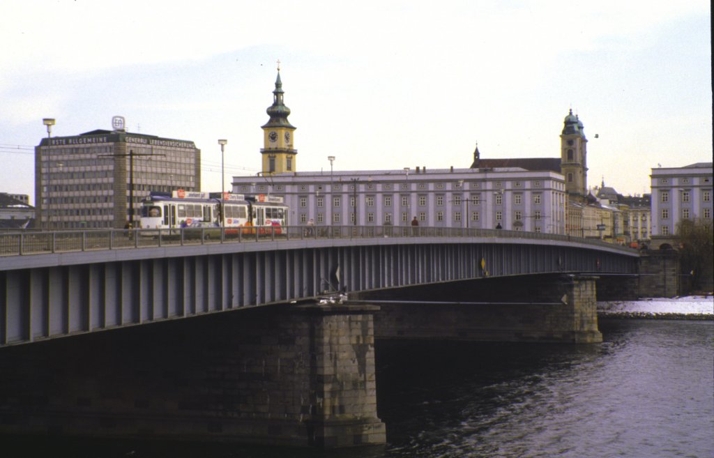 Linz, Gelenkstrassenbahn auf der Donaubrcke, im Mrz 1984 - Diascan.