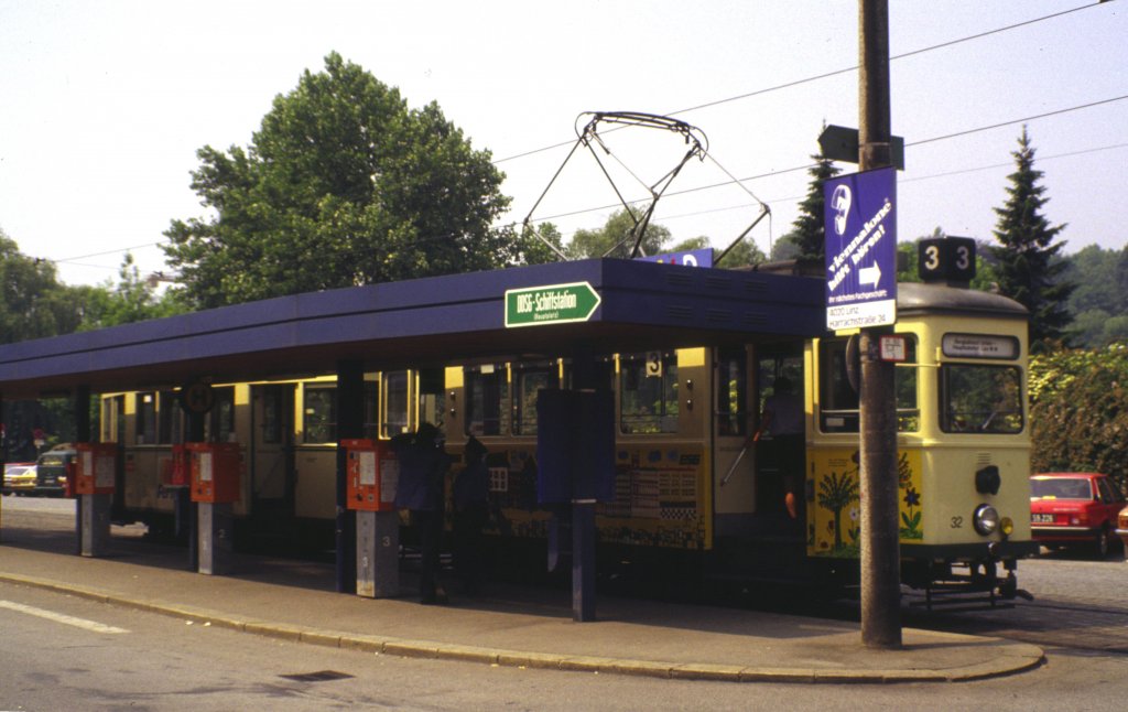 Linz, Tram Nr. 32 an der Umsteigestation zur Pstlingsbahn, im mrz 1984. - Diascan