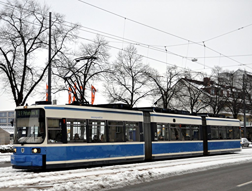 Mnchner Tram R 2.2 Nr. 2102 in Giesing, am 28.01.2011.