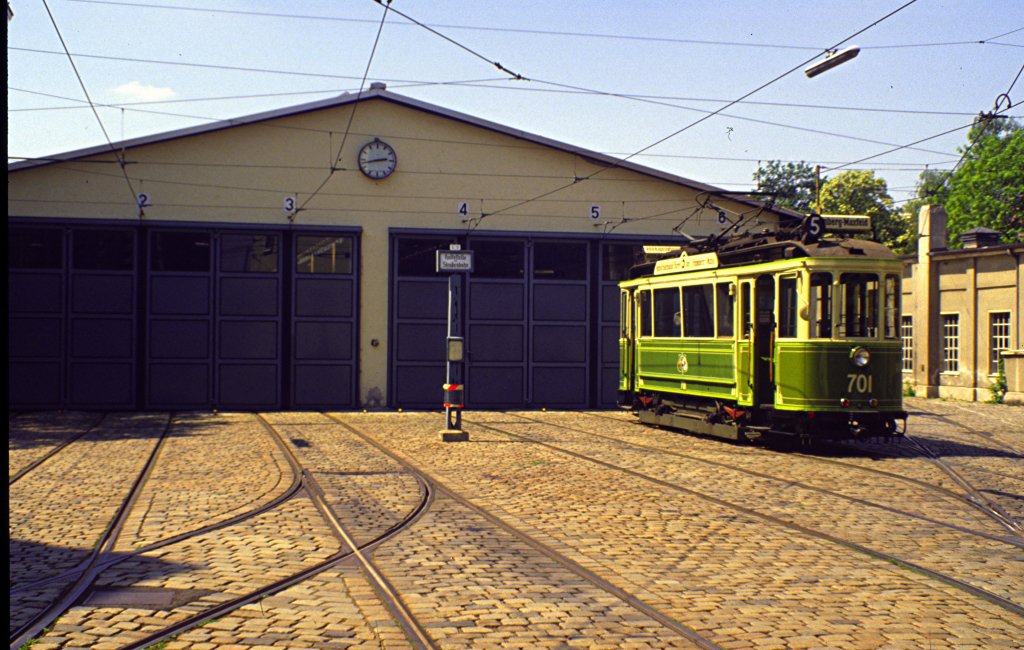 Museumstram Nr. 701 vor dem Nrnberger Strassenbahnmuseum, im Mai 1991. - Diascan.