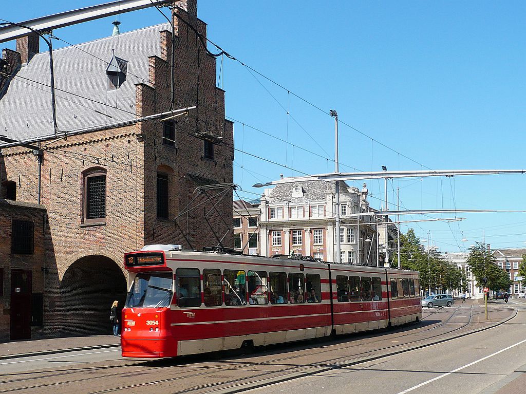 Strassenbahn 3054 schon mit facelift. Buitenhof, Den Haag 03-08-2012.