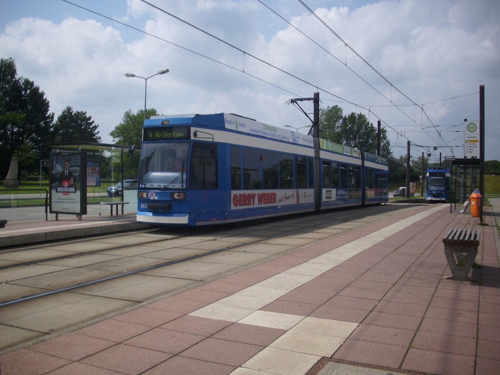 Straenbahn 663 fuhr die Haltestelle Stadthalle an.