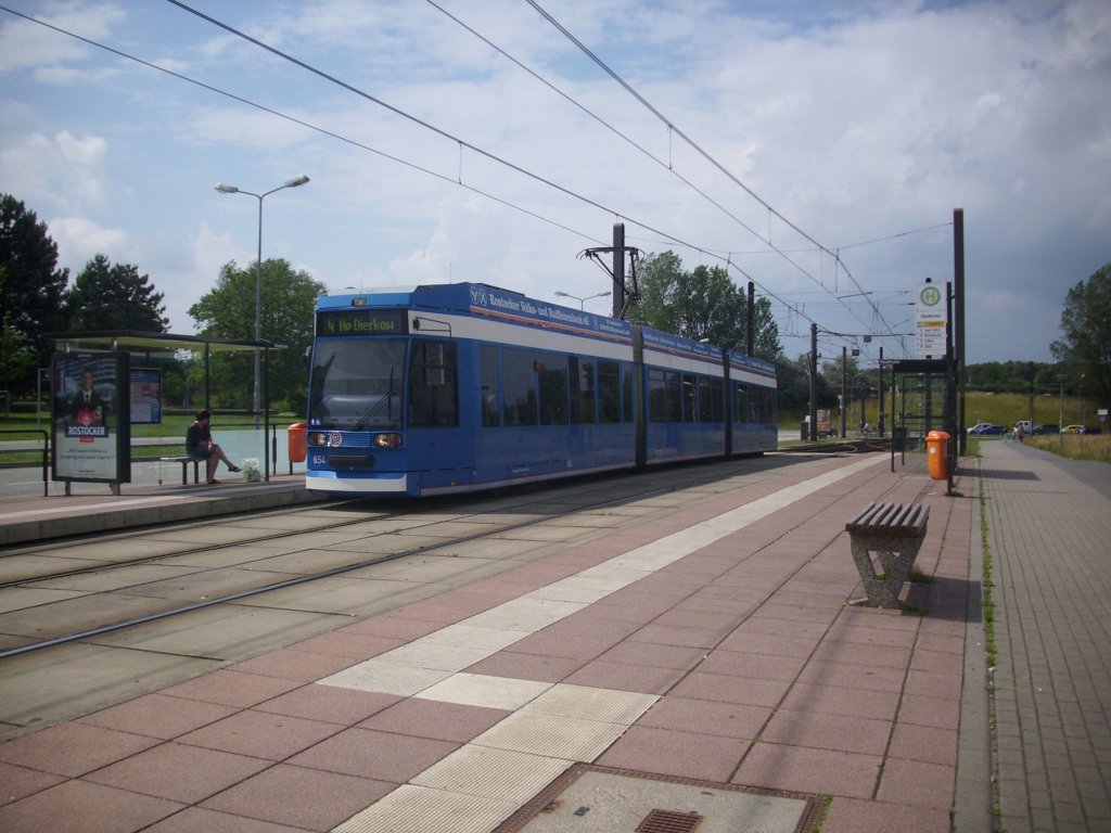 Straenbahn Nr. 654 der Rostocker Straenbahn AG, an der Stadthalle fotografiert. 