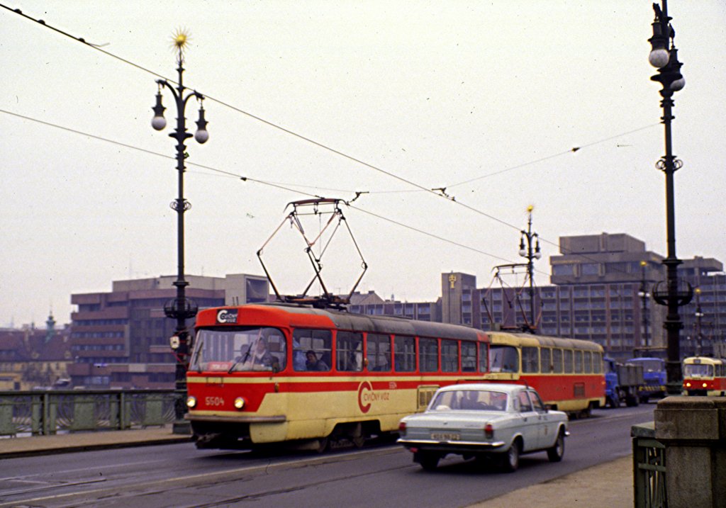 Tatra T 3 Nr. 5504 Strassenbahn in Prag auf der Modau-Brcke, im Mrz 1991. 