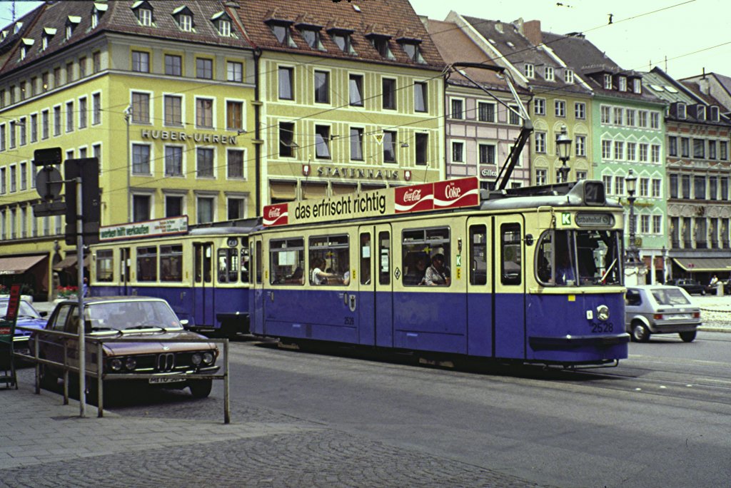 Tw 2528 der Münchner Straßenbahn, aufgenommen im Mai 1978, Diascan. Diese Bahn wurde 1964 von Rathgeber gebaut und als Typ M 5.65 eingesetzt. Das Fahrzeug wurde 1991 verschrottet.