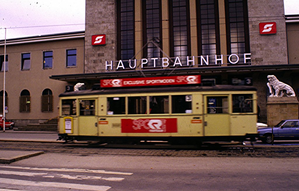 Tw2 der Salzburger Strassenbahn vor dem Hauptbahnhof Salzburg, im Juni 1990. Diascan