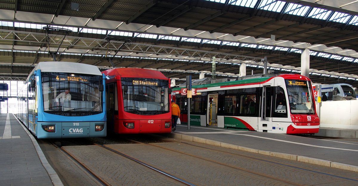 6 NGTLDZ Nr.910, Baujahr 2000 und Nr.412, Baujahr 2001, beide von Adtranz und Citylink Nr.435 von Vossloh, Baujahr 2015 im Hauptbahnhof Chemnitz am 18.04.2017.