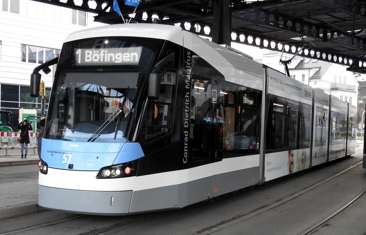 Avenio M Nr.57 von Siemens Baujahr 2018 mit Namen  Conrad Dietrich Magirus  und der Werbung für Beurer Zeitarbeit in der Haltestelle Ehinger Tor in Ulm am 08.12.2018.