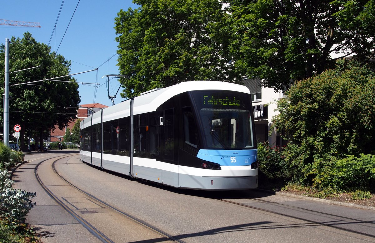 Avenion M Nr.55 mit Namen  Agnes Schultheiß  von Siemens Baujahr 2018 an der Haltestelle Stauferring in Ulm am 02.07.2018.