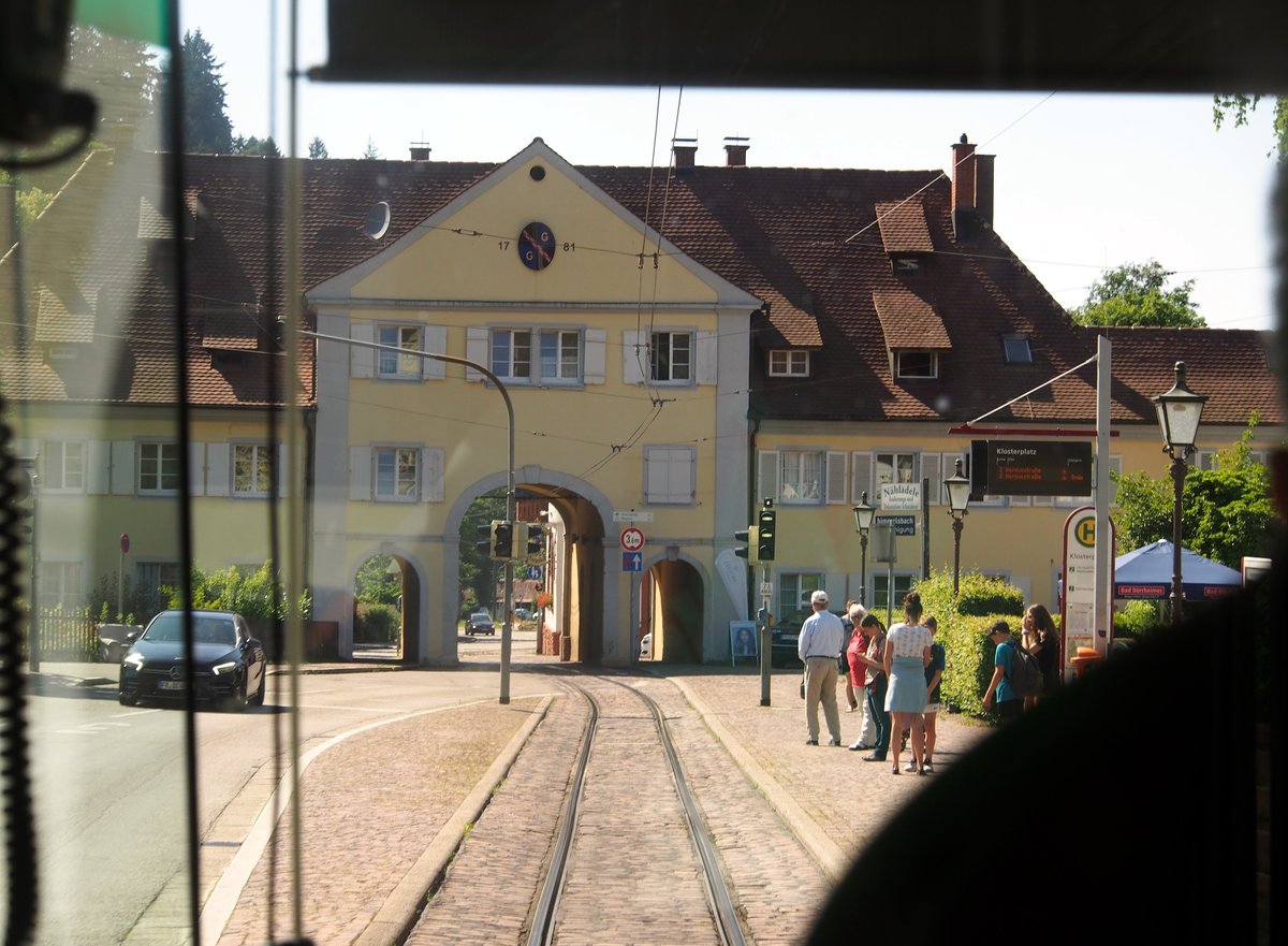 Blick vom Fahrgastraum durch die Frontscheibe des GT 8 D-MN-Z Nr.242 von Düwag/ABB Baujahr 1993 auf die Haltestelle Klostehof in Güntherstal,Freiburg am 04.07.2019.