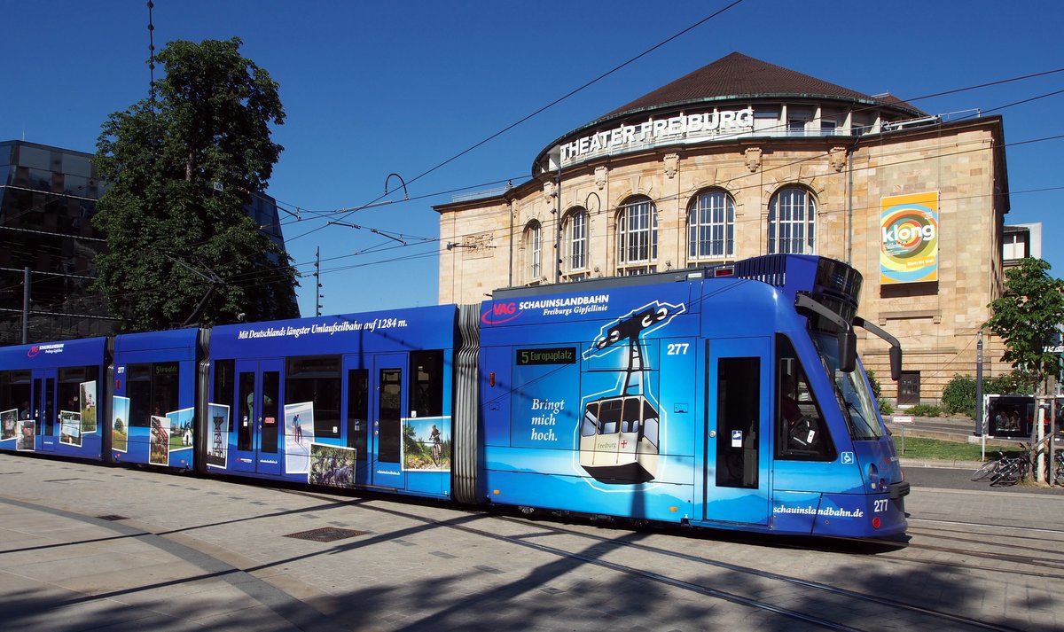 Combino Basic GT 8 C Nr.277 von Siemens Baujahr 2000 am Theaterplatz in Freiburg am 05.07.2019.
