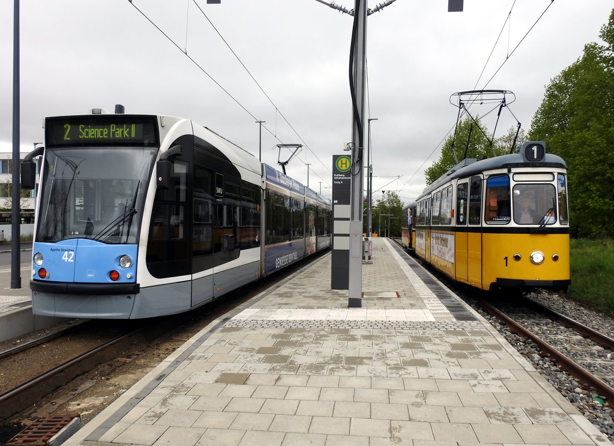 Combino NF 6 Nr.42 von Siemens Baujahr 2003 und GRW 4 Nr.1 von Maschinenfabrik Esslingen in der Endhaltestelle der Linie 2 Kuhberg Schulzetrum am 04.05.2019.