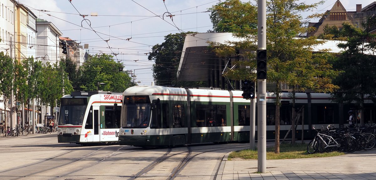 Combino NF 8 Nr.860 von Siemens Baujahr 2002 und Flexity Outlook Nr.896 von Bombardier Baujahr 2010 am Königsplatz in Augsburg am 07.07.2018.