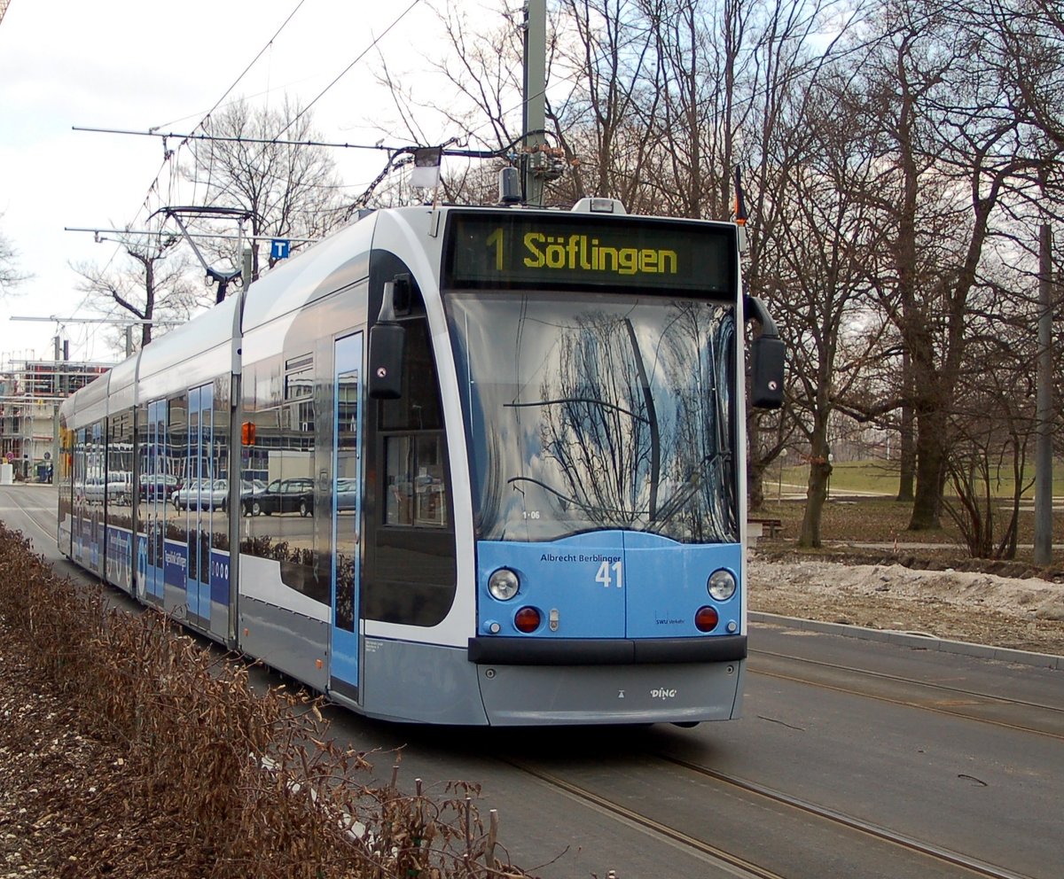 Combino Nr.41 mit Namen  Albrecht Berblinger  von Siemens Baujahr 2003 in Ulm am 21.03.2009.