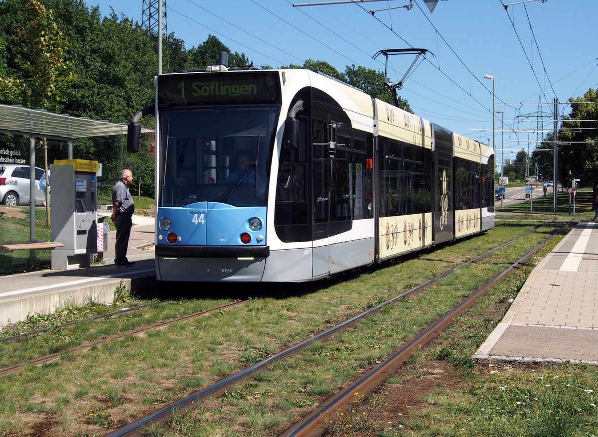 Combino Nr.44 mit Namen  Max Eyth  von Siemens Baujahr 2003 an der Haltestelle Egertweg in Ulm am 02.07.2018.