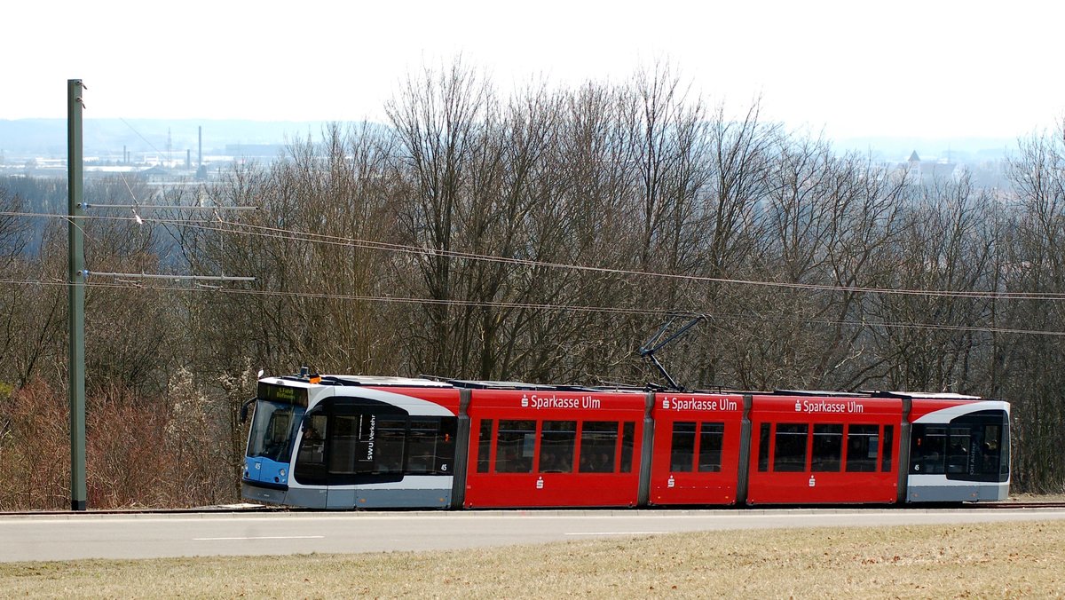 Combino Nr.45 mit Namen  Otl Aicher  von Siemens Baujahr 2003 aufder Böfinger steige am 21.03.2009.