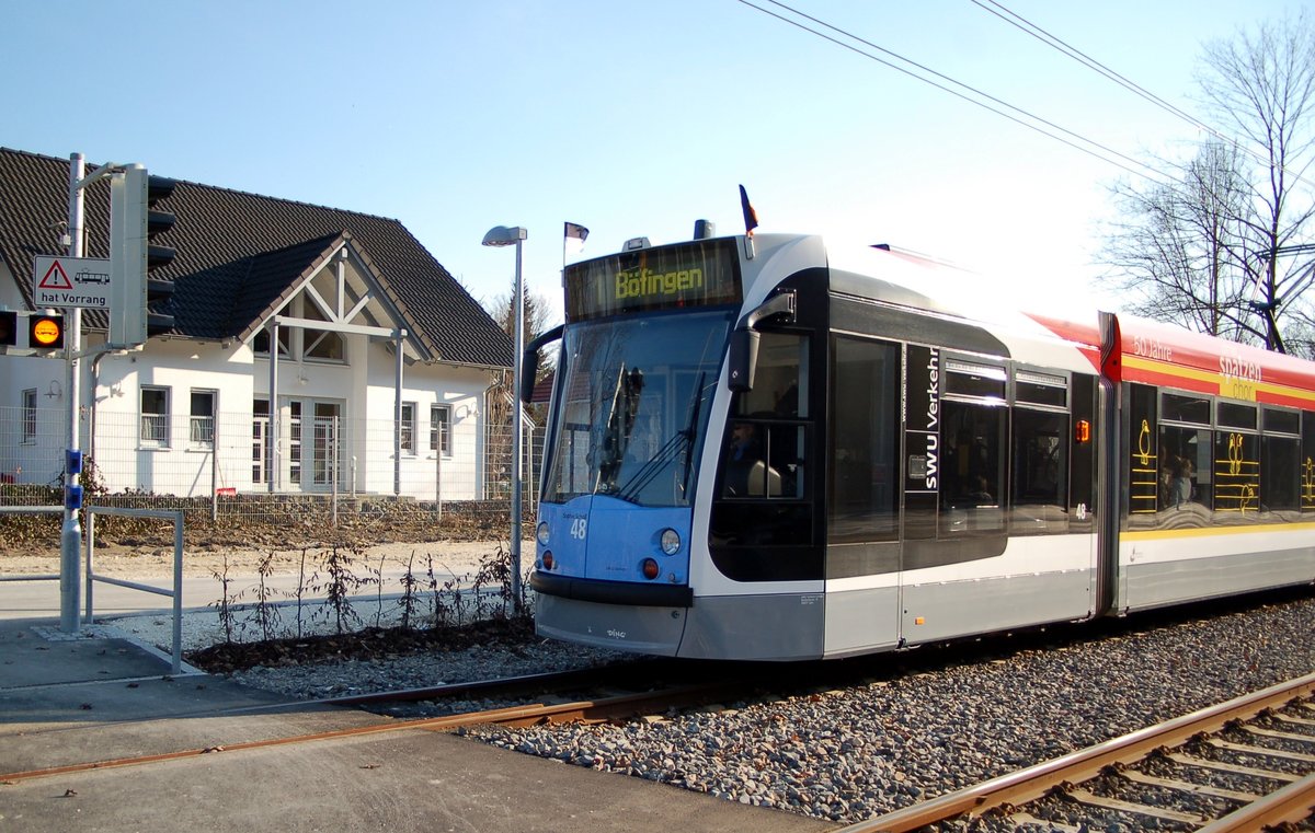 Combino Nr.48 mit Namen  Sophie Scholl  von Siemens Baujahr 2003 bei der Eröffnung der Verlängerung der Linie 1 nach Ulm Böfingen am 21.03.2009.