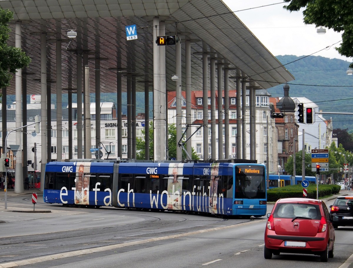 Der 8 NGTW Nr. 610 von Bombardier, Baujahr 1999, fährt in das Terminal Wilhelms-Höhein Kassel ein, am 13.06.2014.