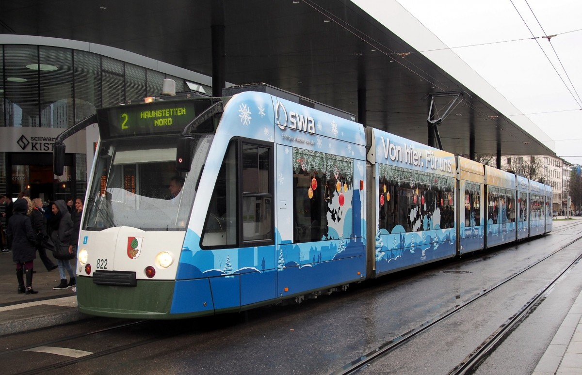 Der Combino NF8 Nr.822von Siemens, Baujahr 2000, ist als Christkindlesbahn dekoriert, in Augsburg am 04.12.2015.