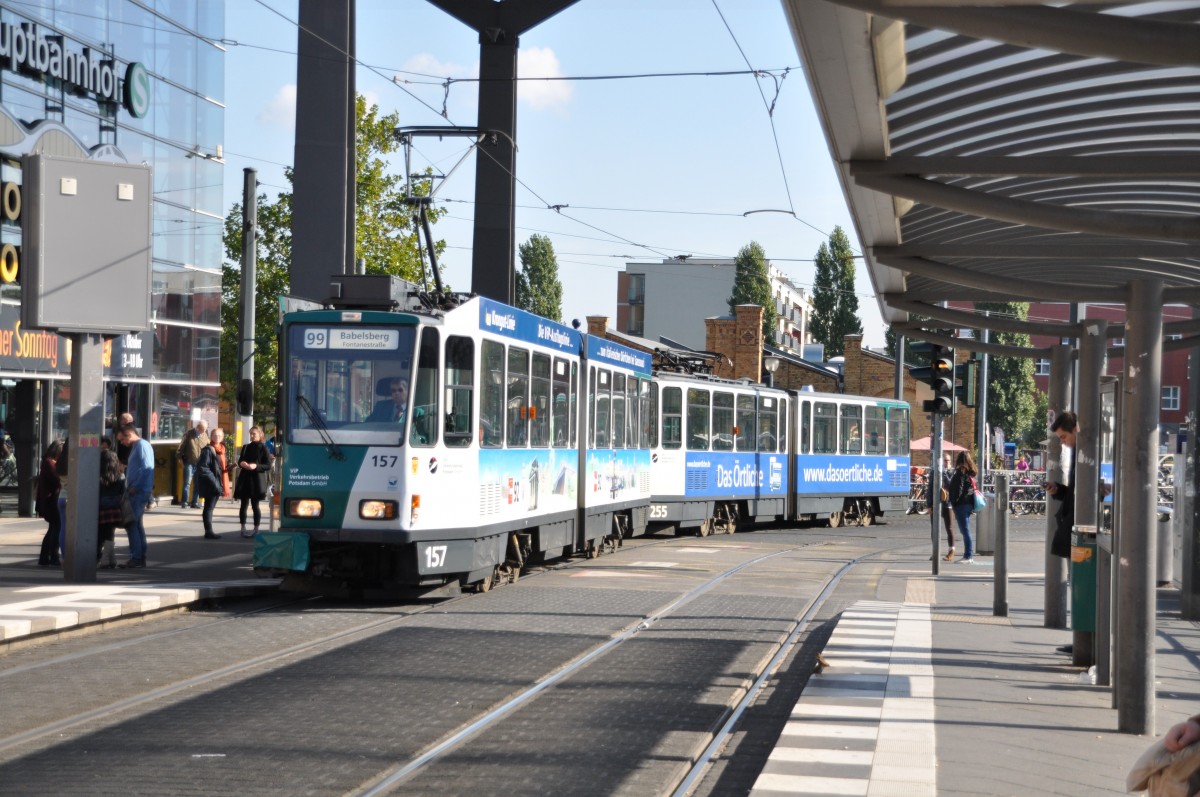 Die Tatra KT 4 Nr. 157 und 255 fhrt in Potsdam an der Haltestelle Hauptbahnhof ein, am 01.10.2013.