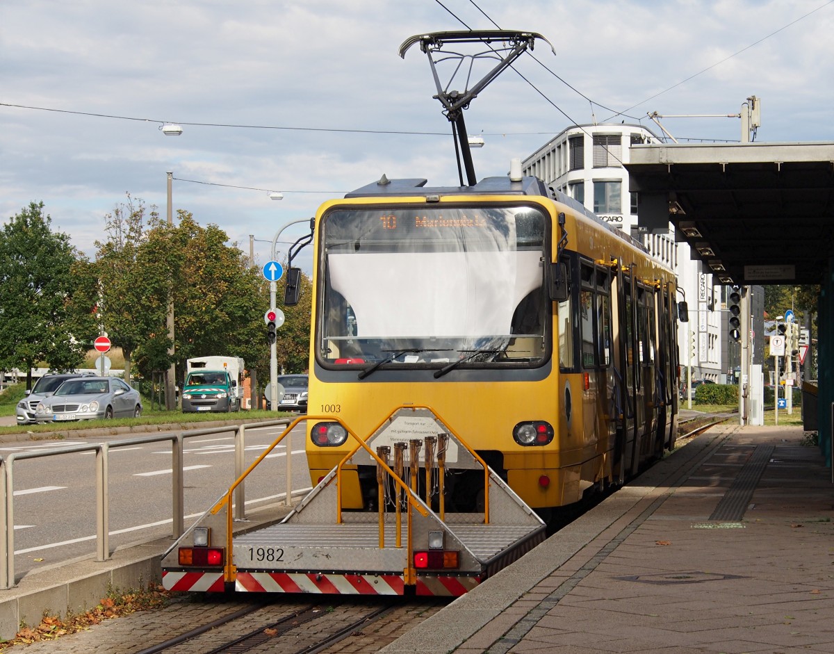  Die Zacke  ZT4 Nr.1003 mit Namen  Helene  von MAN, Baujahr 1982, steht abfahrbereit in Stuttgart-Degerloch.Vor dem Fahrzeug befindet sich die Lore Nr.1982 für Fahrradtransport, am 09.10.2014.