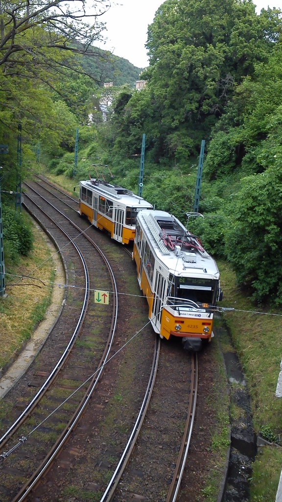 Ein Doppeltraktion des Tatras T5C5K in der Richtung nach Móricz Zsigmond körtér M auf Linie 61 zwischen Hűvösvölgy und Völgy utca Haltestellen.
Aufgenommen am 4. Mai 2014