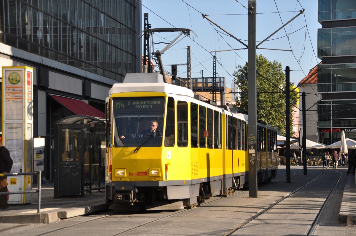 Ein Tatra KT 4 beim Bahnhof Alexanderplatz in Berlin am 30.09.2013.