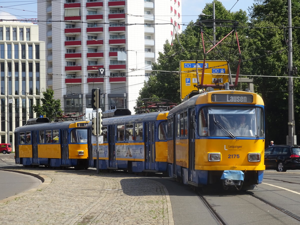 Eine von Wagen 2175 geführte Tatra-Dreifachtraktion der LVB ist am 18.07.17 auf der Linie 1 unterwegs.