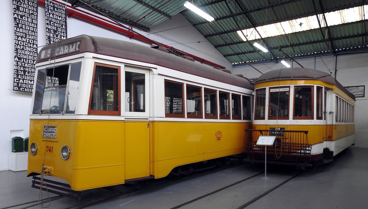 Electrico Nr.741 und Nr.802 von Maley & Tauton, Baujahre 1947 und 1939 im Carris Straßenbahnmuseum in Lissabon am 03.04.2017.