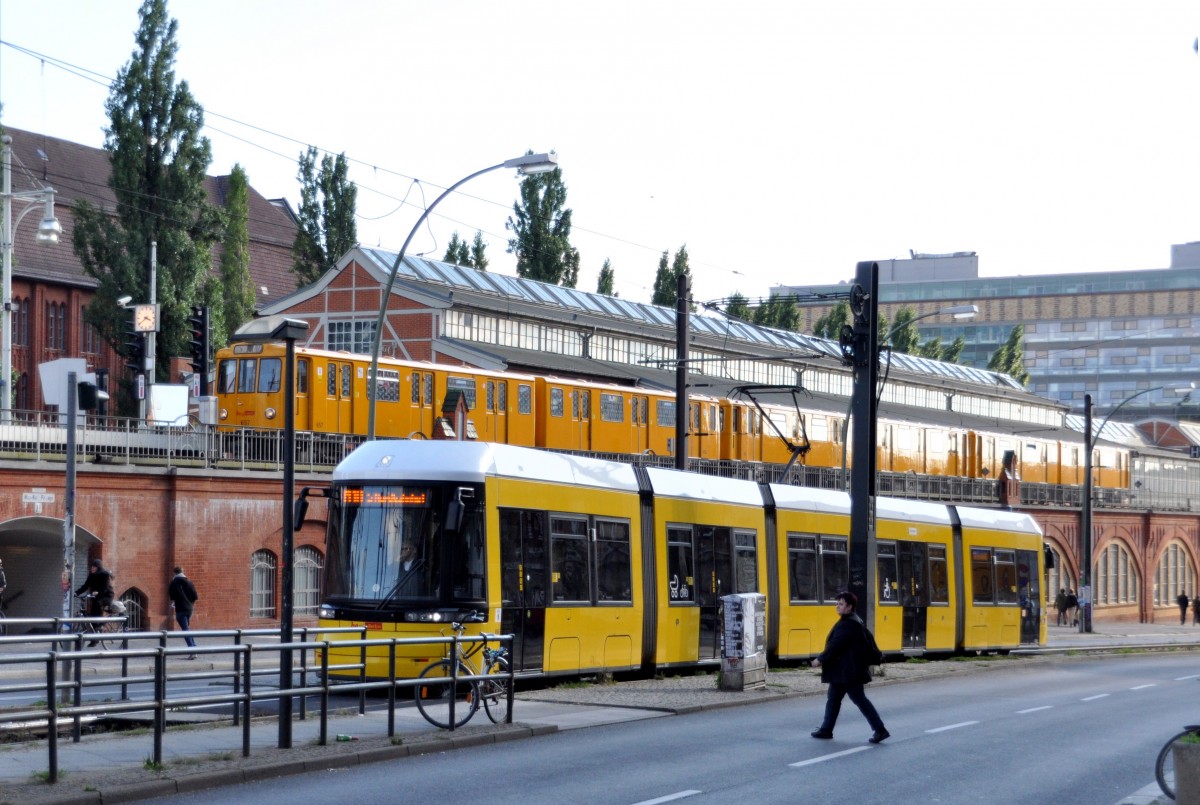 Flexity Berlin Nr. 4015 und eine U-Bahn der Linie U 1 beim Endbahnhof in der Warschauer Strasse in Berlin am 30.09.2013.