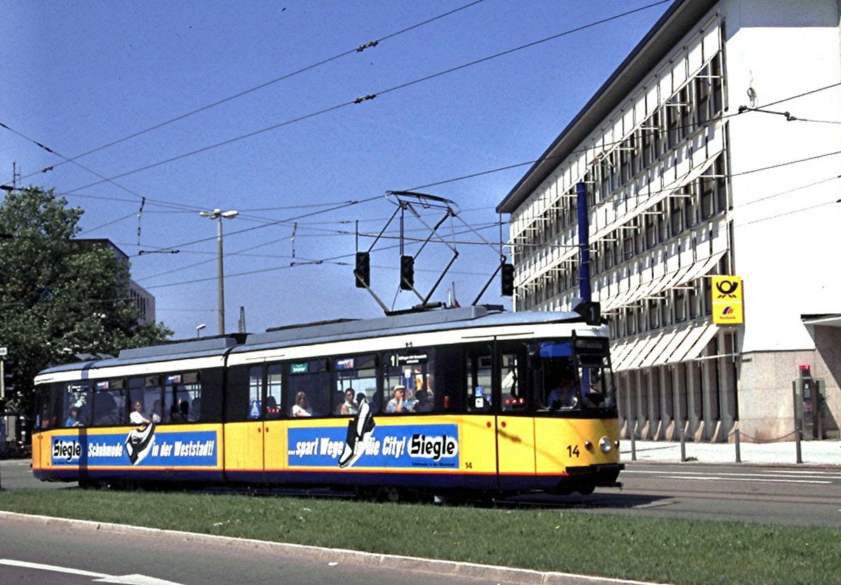 GT 4 Nr.14 von der Maschinenfabrik Esslingen Baujahr 1963 in Ulm vor dem Hauptbahnhof im Juni 2003 (Diascan).