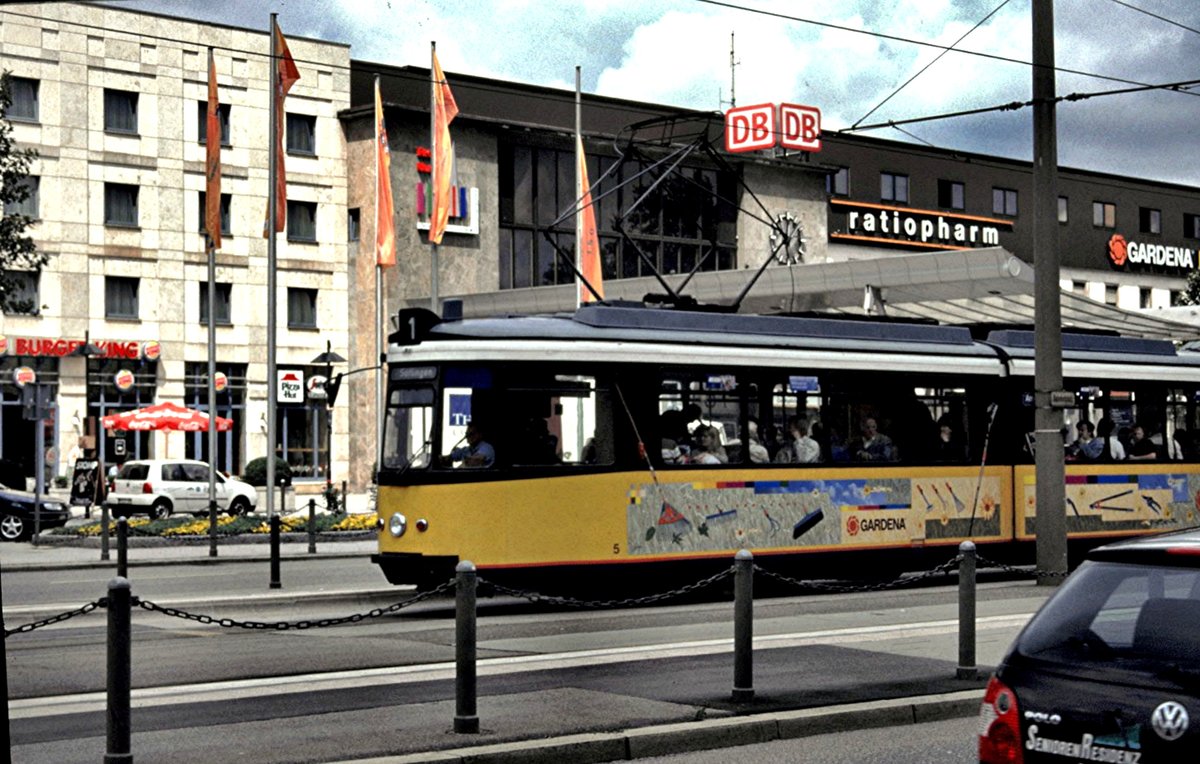 GT 4 Nr.5 von der Maschinenfabrik Esslingen Baujahr 1964 in Ulm vor dem Hauptbahnhof im Juni 2003 (Diascan).