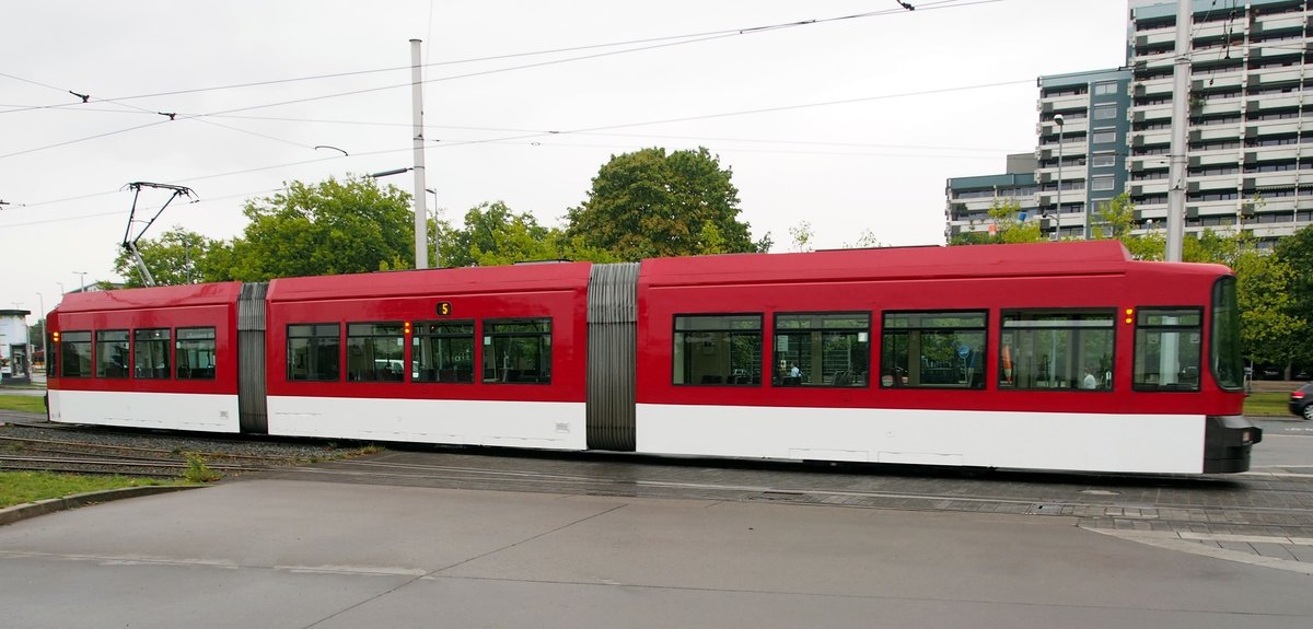 GT 6 S Nr.9556 von AEG/LHB Baujahr 1996 in Braunschweig am 01.10.2016. Die Strassenbahn hat die Farbgebung der Tramino.