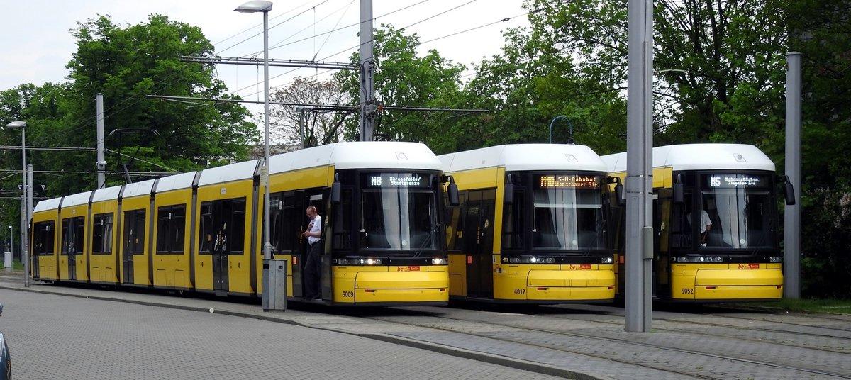 GT 8-11 ZRL Nr.9009 und 9052 von Bombardier Baujahre 2014 und 2016 und GT 6-12 ZRK Nr.4012 von Bombardier Baujahr 2012 beim Berliner Hauptbahnhof in der Pausenschleife am 14.05.2017.