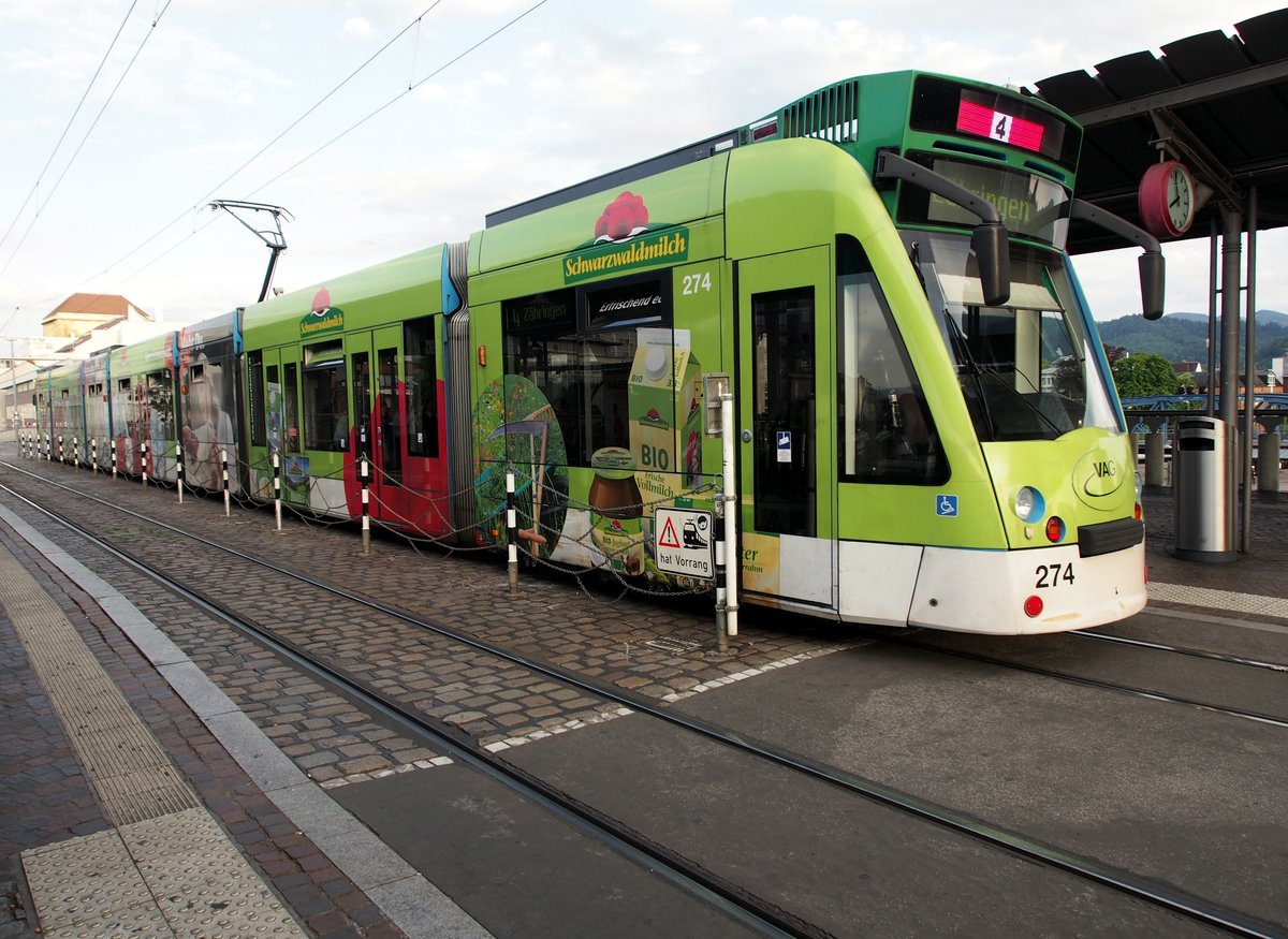GT 8 C Nr.274 Combino Basic von Siemens Baujahr 2000 in der Hst Hauptbahnhof Freiburg am 03.07.2019.