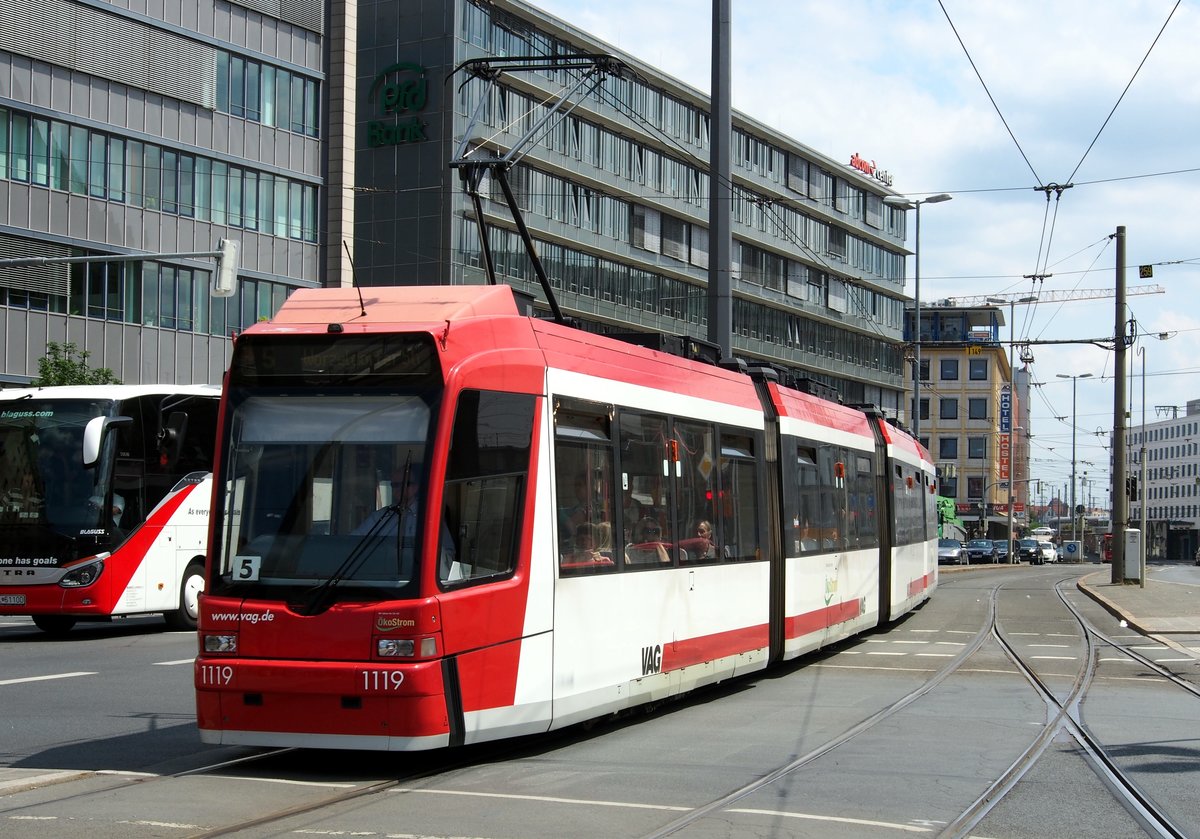 GT 8 N Nr.1119 von Adtranz Baujahr 1999 in der Haltestelle Hauptbahnhof in Nürnberg einfahrend am 29.06.2018.