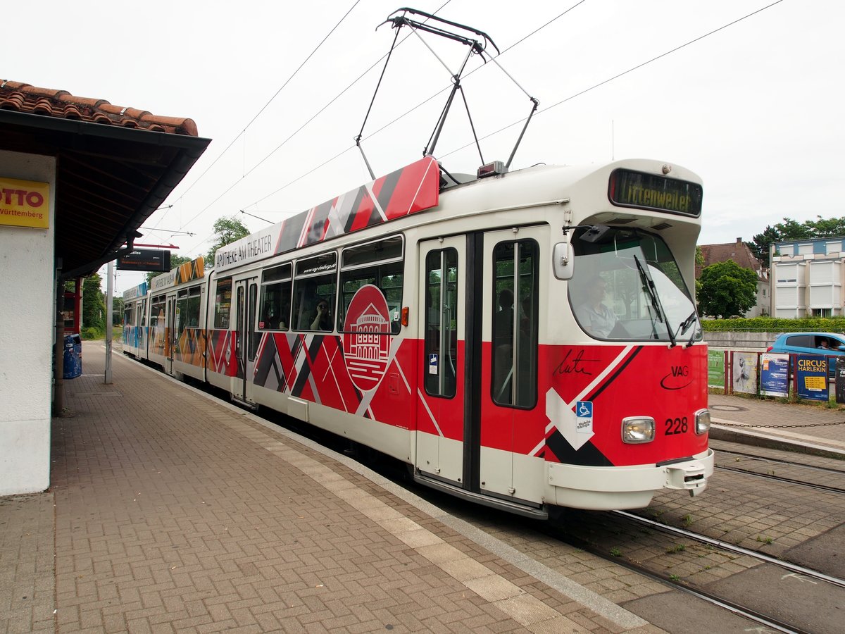 GT 8 N Nr.228 von Düwag Baujahr 1990 in der Haltestelle Paduaallee in Freiburg am 06.07.2019.
