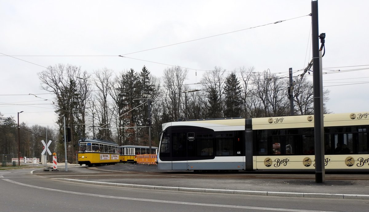 GWR 4 Nr.1 mit Anhänger B 2 Nr.65 in der Wendeschleife beim Botanischen Garten stehend, während Combino NF 6 Nr.44 vorbeifährt, in Ulm am 06.04.2019.