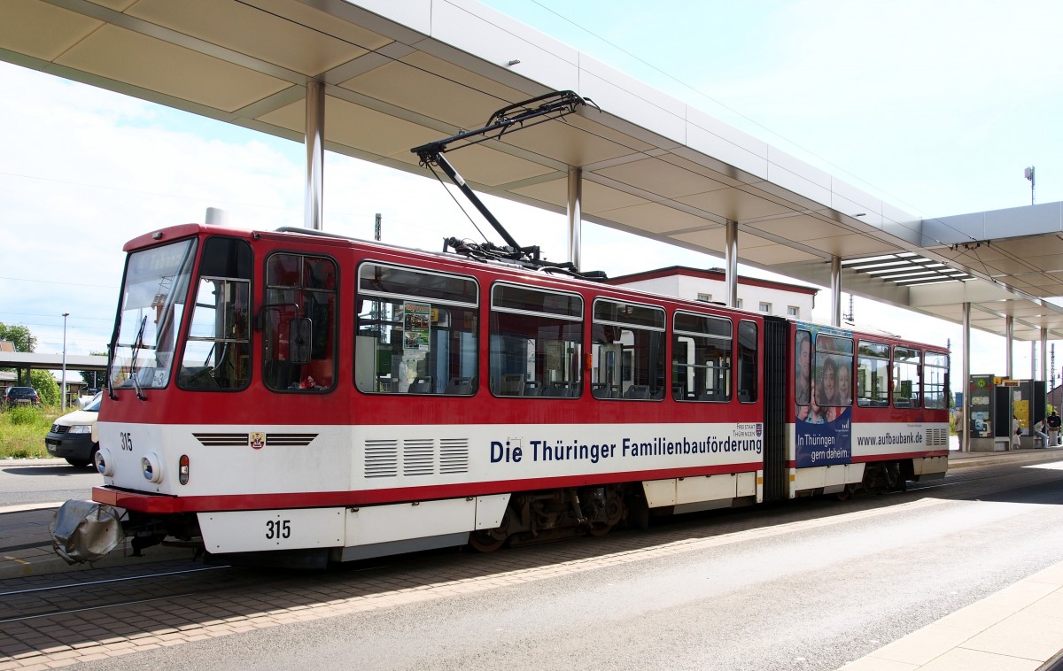 KT 4 D Nr.315 von CKD, Baujahr1990, im Terminal Hauptbahnhof in Gotha am 20.06.2016. Dieser Wagen ist auf Linie 4, der Thüringerwald-Überlandlinie, unterwegs.