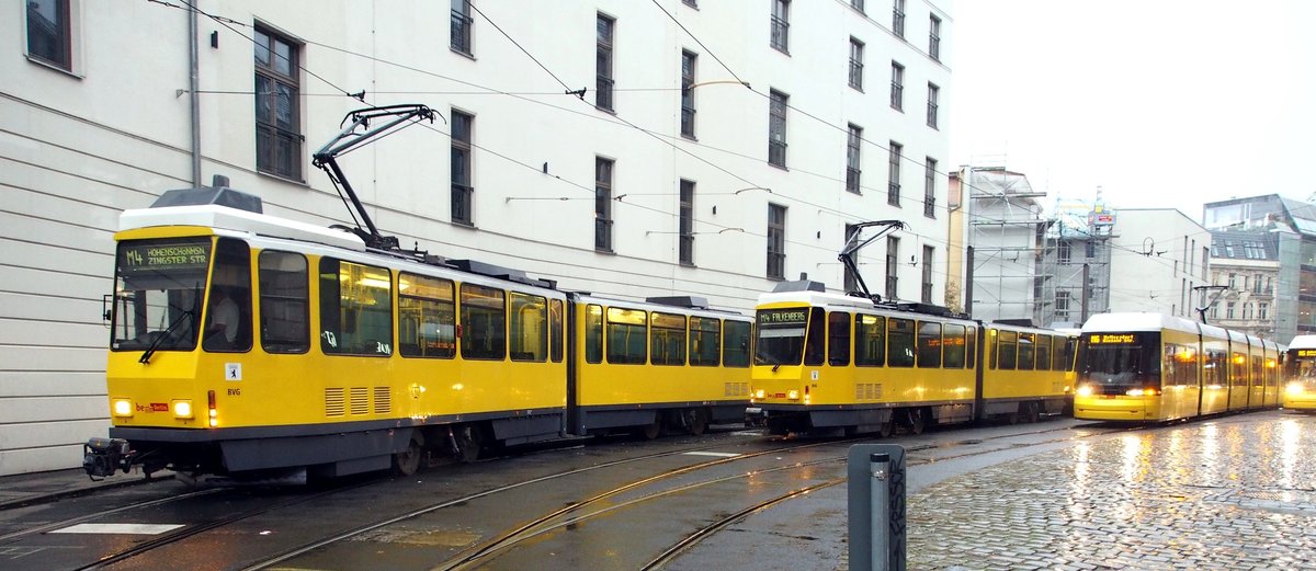 KT 4 D Nr.6079 Baujahr 1983 und Nr.6046 Baujahr 1982 von CKD Tatra / Bautzen am Hackerschen Markt in Berlin am 05.10.2016.