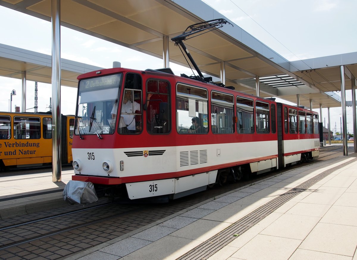 KT 4 DC von CKD Tatra Baujahr 1990 in der Haltestelle Hauptbahnhof in Gotha am 30.07.2019.